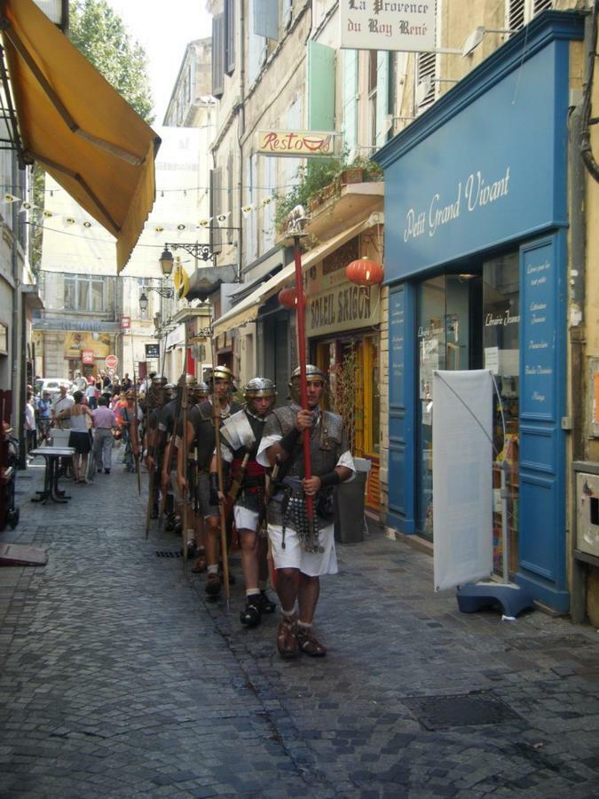 Studio Typique Et Cosy Climatise. Arles Exterior foto